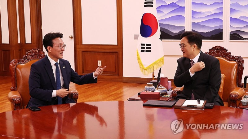 우의장 "위기 극복 해달라"…김총리 "<b>국회</b>가 민주주의 맏형"