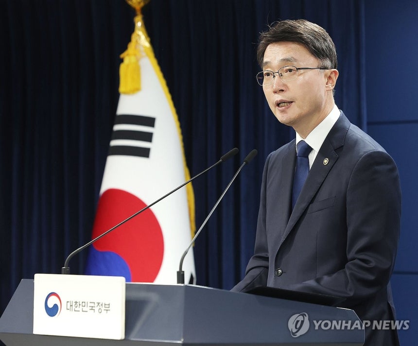 SK텔레콤 해킹사태 조사 결과 발표하는 류제명 차관
(서울=연합뉴스) 류영석 기자 = 류제명 과학기술정보통신부 2차관이 4일 정부서울청사에서 SK텔레콤 해킹 사태 관련 최종 조사결과를 발표하고 있다. 2025.7.4