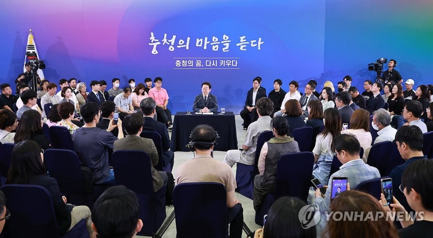이재명 대통령, 대전·충청 타운홀 미팅
(대전=연합뉴스) 홍해인 기자 = 이재명 대통령이 4일 대전컨벤션센터에서 타운홀 미팅 형식으로 열린 '국민소통 행보 2탄, 충청의 마음을 듣다' 간담회를 하고 있다. 2025.