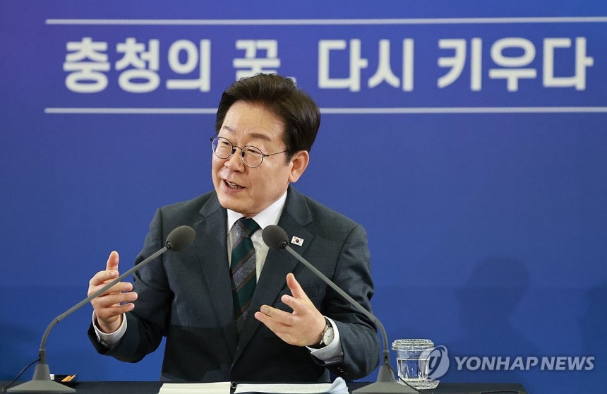 이재명 대통령, 대전·충청 타운홀 미팅 발언
(대전=연합뉴스) 홍해인 기자 = 이재명 대통령이 4일 대전컨벤션센터에서 타운홀 미팅 형식으로 열린 '국민소통 행보 2탄, 충청의 마음을 듣다'에서 발언하고 있다. 202