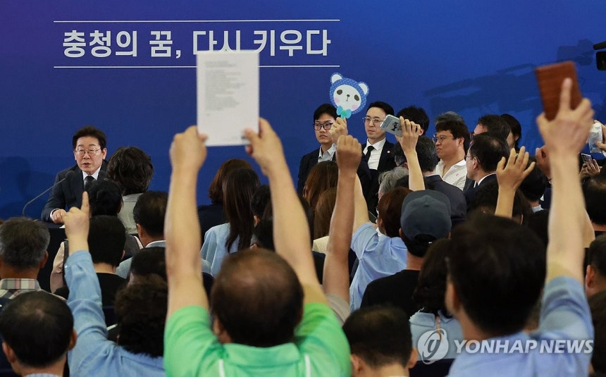 시민 질문 받는 이재명 대통령
(대전=연합뉴스) 홍해인 기자 = 이재명 대통령이 4일 대전컨벤션센터에서 타운홀 미팅 형식으로 진행한 '국민소통 행보 2탄, 충청의 마음을 듣다' 간담회에서 시민들의 질문을 받고 있다.