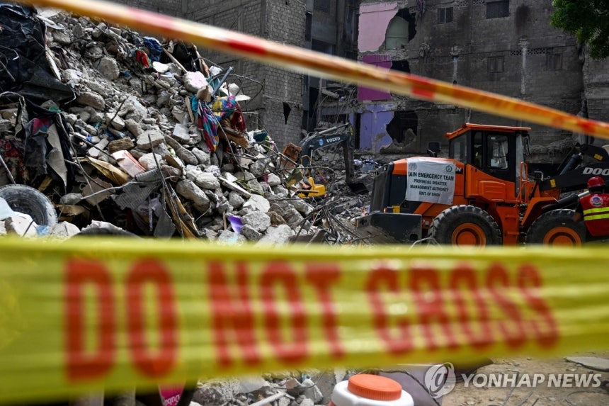 파키스탄 주거용 건물 붕괴 사고
(카라치 AFP=연합뉴스) 파키스탄 남부 카라치 리야리 지구에서 주거용 건물이 붕괴돼 구조 당국이 5일 무너진 잔해를 치우고 있다. 2025.7.5. photo@yna.co.kr