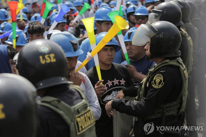 3일(현지시간) 페루 국회의사당 앞에 모인 소규모 광부들
[리마 로이터=연합뉴스. 재판매 및 DB 금지]