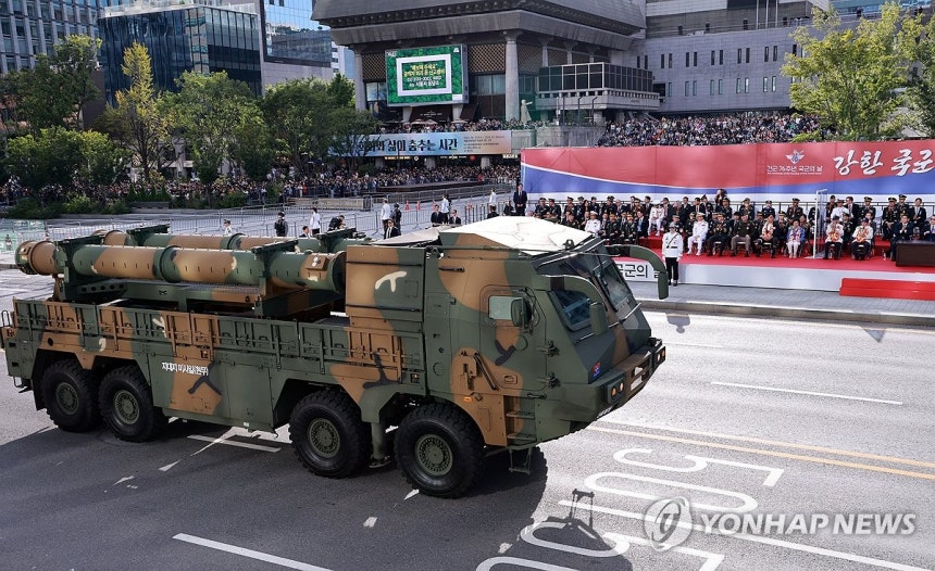 국군의날 시가행진에 등장한 지대지미사일 현무
2024년 10월 1일 서울 광화문 일대에서 열린 국군의날 시가행진 중 세종대왕상 앞 관람 무대 앞으로 지대지미사일 '현무'가 지나가고 있다. 
[연합뉴스 사진]