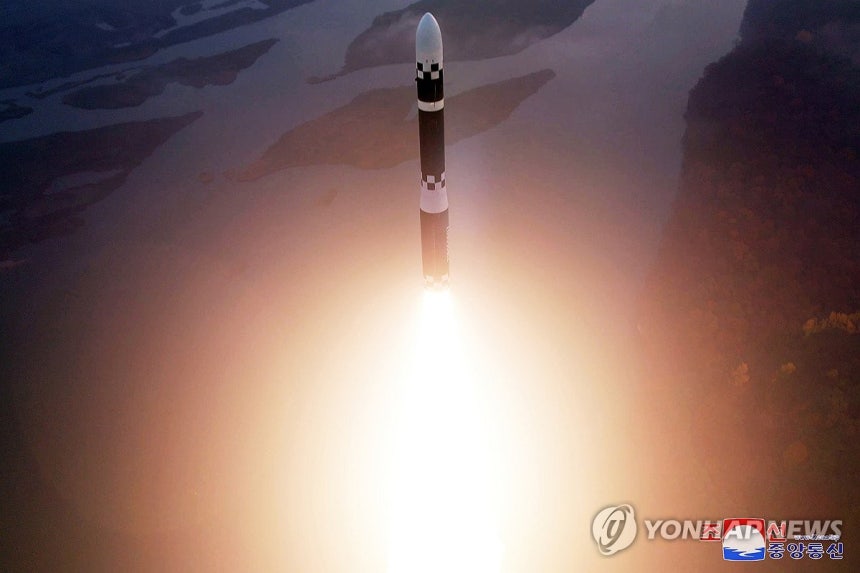 북한, 최신형 ICBM '화성포-19형' 시험발사
조선중앙통신은 2024년 12월1일 "김정은 북한 국무위원장의 현지 지도 아래 11월 31일 아침 신형 대륙간탄도미사일(ICBM) '화성포-19형' 시험발사를 성공적