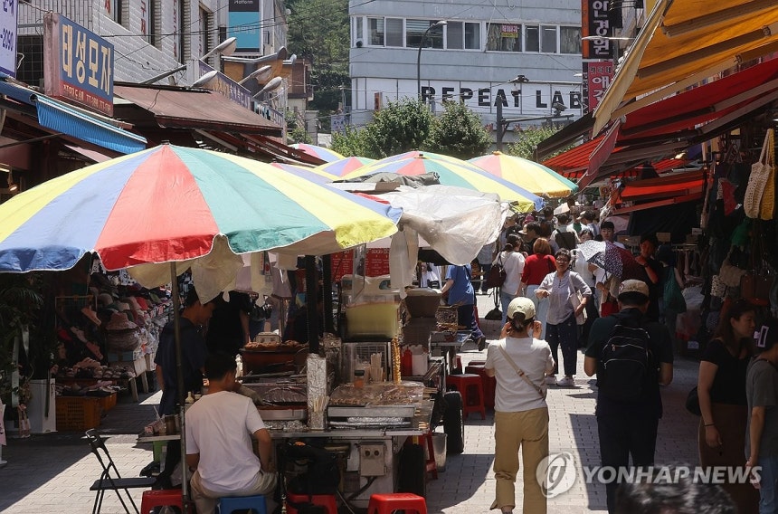"전국민 지원금 소비창출 효과 20∼40%"…내수에 단비될까
(서울=연합뉴스) 류효림 기자 = 22일 서울 남대문시장에서 시민들과 관광객들이 상점을 둘러보고 있다. 정부가 2차 추가경정예산안으로 전 국민에게 15∼5