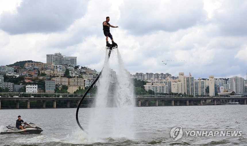 덥고 습한 여름..물줄기 쏘며 하늘로!
(서울=연합뉴스) 최재구 기자 = 덥고 습한 날씨가 이어진 2일 서울 한강 리버시티수상스키장에서 시민이 플라잉보드를 타며 더위를 날리고 있다. 2025.7.2 jjaeck9@y