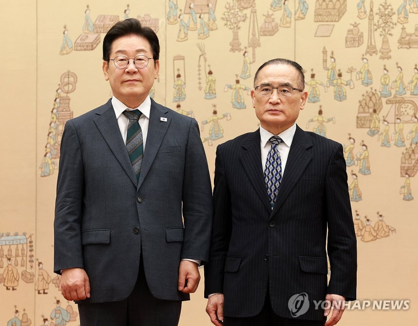 이재명 대통령, 국가안보실장 임명장 수여
(서울=연합뉴스) 한상균 기자 = 이재명 대통령이 4일 용산 대통령실에서 위성락 국가안보실장에게 임명장을 수여한 후 기념촬영을 하고 있다. 2025.7.4 [대통령실통신사진기