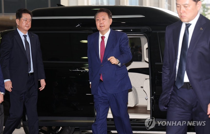윤석열, 내란 특검 2차 출석
(서울=연합뉴스) 김도훈 기자 = 윤석열 전 대통령이 5일 내란 특검의 2차 조사를 받기 위해 조은석 특별검사팀 사무실이 있는 서울 서초구 서울고검에 출석하고 있다. 2025.7.5 s