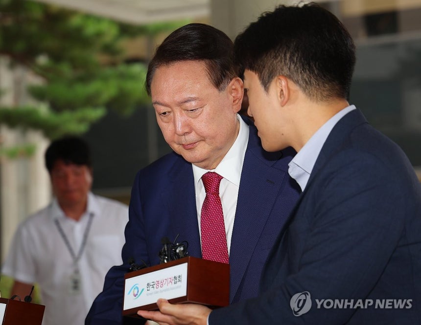 묵묵부답
(서울=연합뉴스) 김도훈 기자 = 윤석열 전 대통령이 5일 내란 특검의 2차 조사를 받기 위해 조은석 특별검사팀 사무실이 있는 서울 서초구 서울고검에 출석하고 있다. 윤 전 대통령은 취재진 질문에 답변 없이