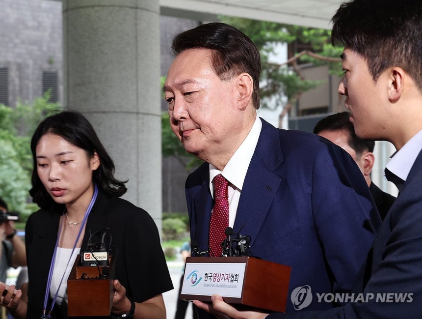 취재진 질문에 아무 대답 없는 윤석열 전 대통령
(서울=연합뉴스) 김도훈 기자 = 윤석열 전 대통령이 5일 내란 특검의 2차 조사를 받기 위해 조은석 특별검사팀 사무실이 있는 서울 서초구 서울고검에 출석하고 있다. 