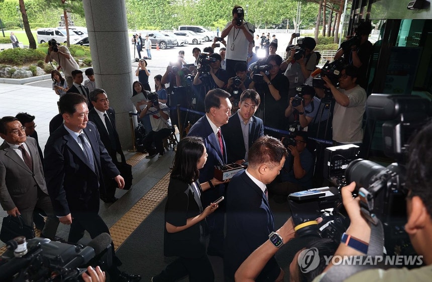 윤석열 2차 출석 모습 담는 취재진
(서울=연합뉴스) 김도훈 기자 = 윤석열 전 대통령이 5일 내란 특검의 2차 조사를 받기 위해 조은석 특별검사팀 사무실이 있는 서울 서초구 서울고검에 출석하고 있다. 2025.7.