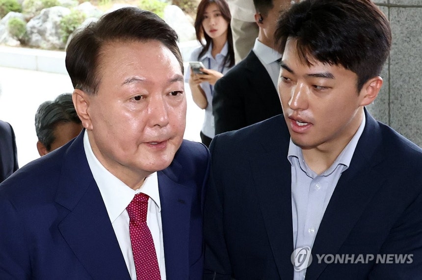 윤석열, 내란 특검 2차 출석
(서울=연합뉴스) 김도훈 기자 = 윤석열 전 대통령이 5일 내란 특검의 2차 조사를 받기 위해 조은석 특별검사팀 사무실이 있는 서울 서초구 서울고검에 출석하고 있다. 2025.7.5 [
