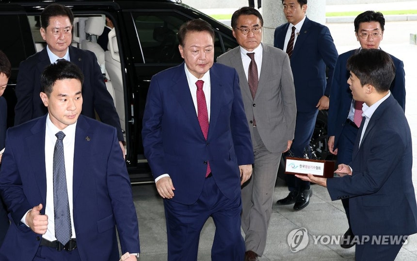 윤석열, 내란 특검 2차 출석
(서울=연합뉴스) 김도훈 기자 = 윤석열 전 대통령이 5일 내란 특검의 2차 조사를 받기 위해 조은석 특별검사팀 사무실이 있는 서울 서초구 서울고검에 출석하고 있다. 2025.7.5 [