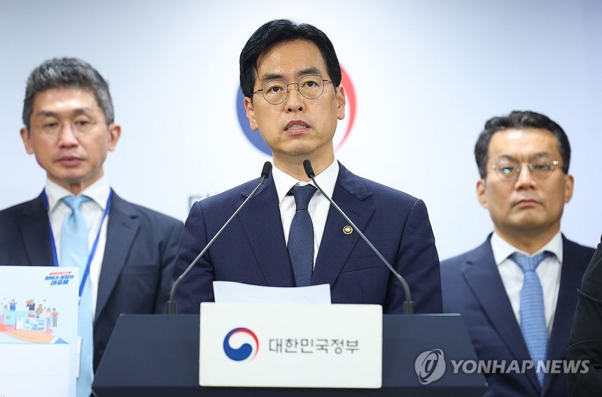 민생회복 소비쿠폰 1차 지급계획 브리핑
(서울=연합뉴스) 김도훈 기자 = 김민재 행정안전부장관 직무대행이 5일 정부서울청사 브리핑룸에서 민생회복 소비쿠폰 1차 지급계획을 발표하고 있다. 
    정부는 7월 21일부