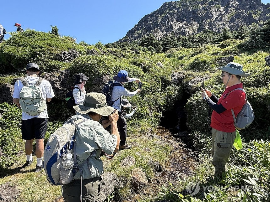 한라산 백록샘
(제주=연합뉴스) 백나용 기자 = 제주도는 국가유산청과 함께 제주 국가유산 방문의 해를 기념해 7일부터 오는 24일까지 사전 신청자에 한해 국내 최고 높이 샘인 한라산 '백록샘'을 민간에 공개한다고 5