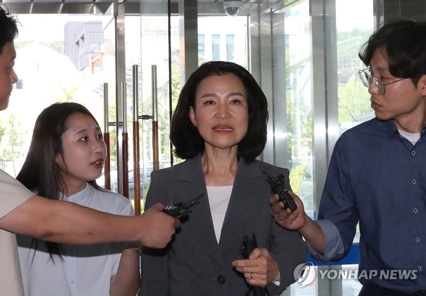 경찰 출석한 이진숙 방통위원장
(대전=연합뉴스) 김소연 기자 = 대전MBC 사장 재임 시절 법인카드를 사적으로 유용했다는 의혹을 받는 이진숙 방송통신위원장이 5일 대전 유성경찰서에 출석해 기자들의 질문을 받고 있다.