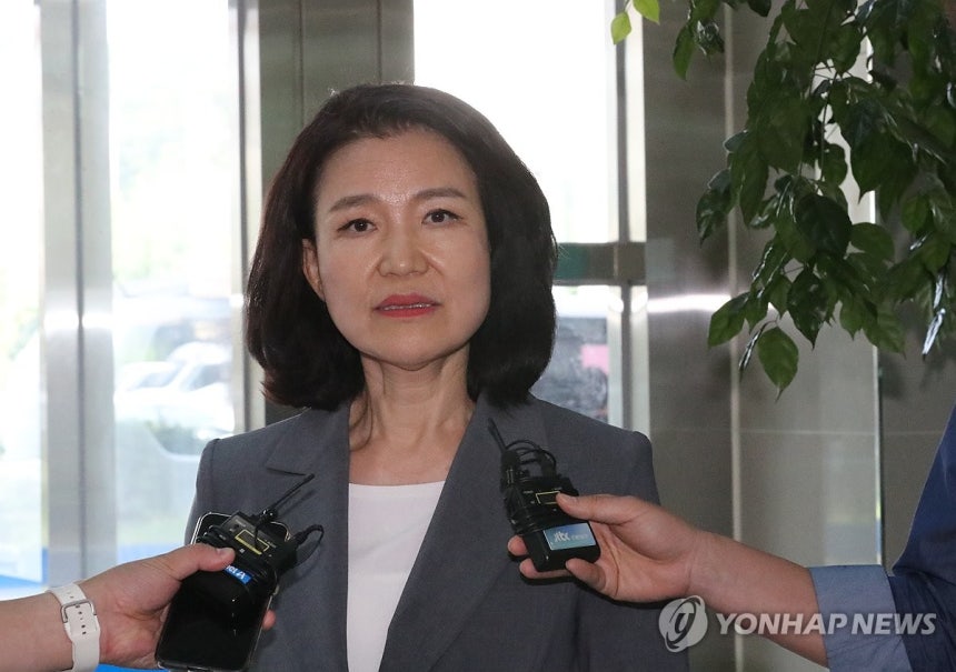 경찰 출석한 이진숙 방통위원장
(대전=연합뉴스) 김소연 기자 = 대전MBC 사장 재임 시절 법인카드를 사적으로 유용했다는 의혹을 받는 이진숙 방송통신위원장이 5일 대전 유성경찰서에 출석해 기자들의 질문을 받고 있다.