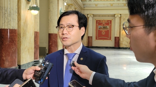 워싱턴 방문한 여한구 통상교섭본부장
(워싱턴=연합뉴스) 조준형 특파원 = 한미 무역협상을 위해 미국을 방문한 여한구 산업통상자원부 통상교섭본부장이 5일(현지시간) 워싱턴 DC 유니언역에서 한국 특파원단에 발언하고 있