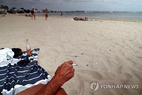 프랑스 해변가 흡연
[로이터 연합뉴스 자료사진. 재판매 및 DB 금지]