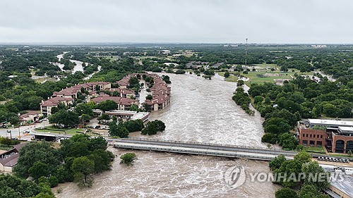 폭우에 범람한 미 텍사스주 샌 가브리엘 강 
[로이터=연합뉴스 자료사진. 재판매 및 DB금지]