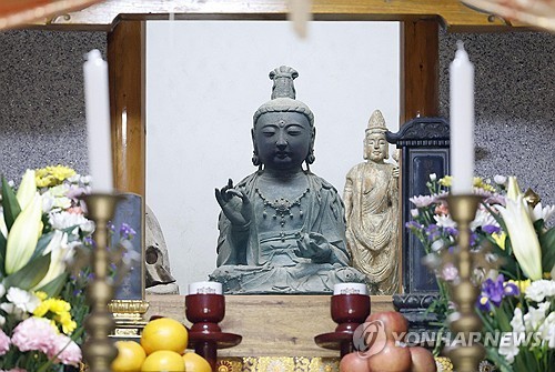 쓰시마섬 사찰로 돌아온 고려불상
(쓰시마 교도=연합뉴스) 충남 부석사를 떠난 고려시대 금동관세음보살좌상이 지난 5월 12일 일본 쓰시마섬 사찰 간논지로 돌아와 공개된 모습. 2025.5.12 photo@yna.co.
