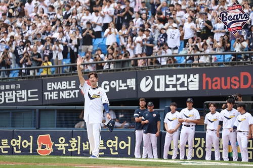 김재환, 8회 3점 홈런…<b>두산</b>, <b>김재호 은퇴 경기</b>서 짜릿한 역전승(종합)
