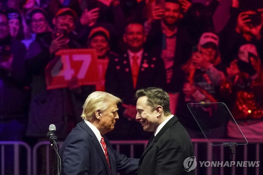 2025년 1월 도널드 트럼프 미국 대통령 당선인(왼쪽)과 일론 머스크 테슬라 최고경영자(오른쪽)가 대통령 취임식을 앞두고 얼굴을 마주한 모
[EPA 연합뉴스 자료사진. 재판매 및 DB 금지]