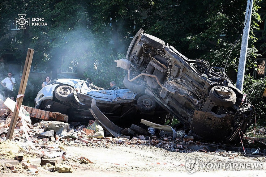지난 4일 러시아 공습으로 부서진 차량
[UPI 연합뉴스]