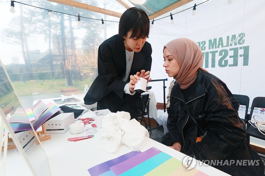 나에게 어울리는 히잡 찾기
(서울=연합뉴스) 진연수 기자 = 지난해 10월 22일 오후 서울 종로구 광화문 광장에서 열린 '살람 서울 페스티벌'에서 외국인 관광객이 히잡 퍼스널 컬러 테스트를 받고 있다. 2025.7