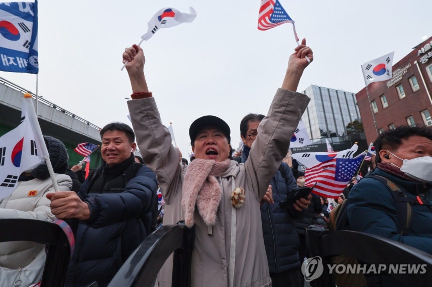 윤 대통령 석방 촉구하는 지지자들
(서울=연합뉴스) 임화영 기자 = 법원이 윤석열 대통령의 구속 취소 청구를 받아들인 7일 서울 용산구 한남동 관저 앞에서 지지자들이 윤석열 대통령의 석방을 촉구하고 있다. 2025.