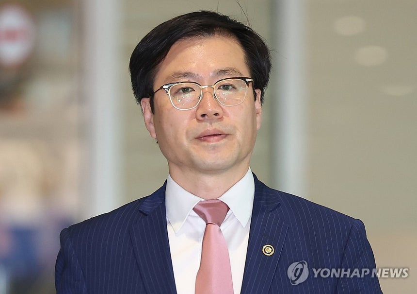귀국하는 여한구 산자부 통상교섭본부장
(영종도=연합뉴스) 김성민 기자 = 여한구 산업통상자원부 통상교섭본부장이 29일 인천공항 제2터미널을 통해 귀국하고 있다.
    여 본부장은 한미 고위급 통상 협상을 위해 워싱