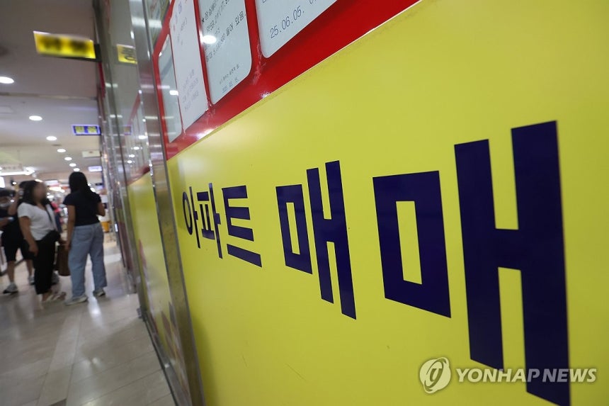 부동산 매수ㆍ매도 감소
(서울=연합뉴스) 강민지 기자 = 6억원 이상 주택담보대출을 제한하는 고강도 대출 규제로 서울 강남권 부동산 시장이 숨을 죽이고 있는 30일 서울의 한 부동산 중개업소 앞에 매물 정보가 붙어 