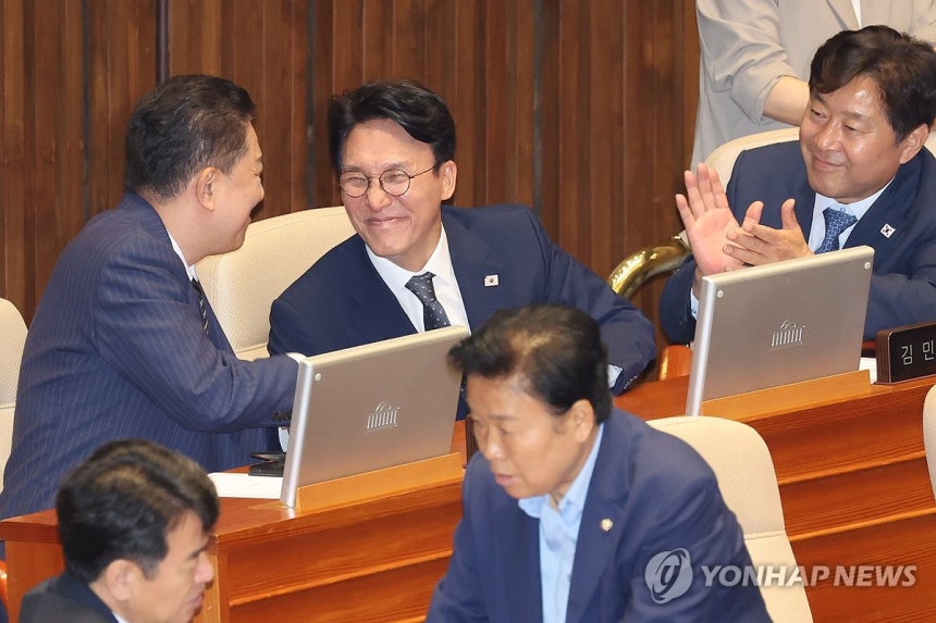 축하받는 김민석 국무총리 후보자
(서울=연합뉴스) 김주성 기자 = 김민석 총리 후보자가 3일 국회 본회의에서 임명동의안 통과 후 더불어민주당 김병기 당대표 직무대행 겸 원내대표로부터 축하받고 있다. 2025.7.3 