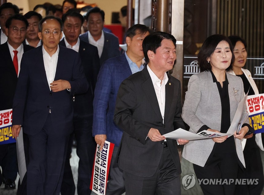로텐더홀 향하는 안철수 의원
(서울=연합뉴스) 김주형 기자 = 국민의힘 혁신위원장으로 내정된 안철수 의원(오른쪽 세번째)이 본회의가 열리고 있는 지난 3일 서울 여의도 국회 로텐더홀에서 김민석 국무총리 후보자 임명동