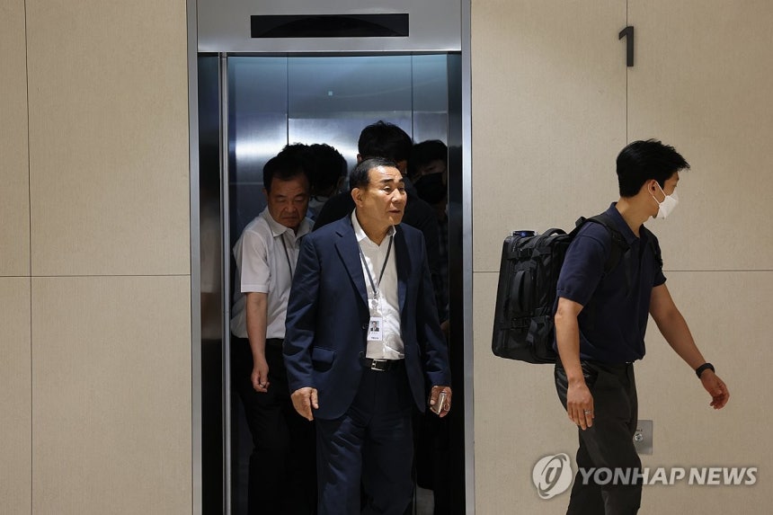 삼부토건 나서는 김건희 특검팀
(서울=연합뉴스) 서대연 기자 = 윤석열 전 대통령 배우자 김건희 여사를 둘러싼 각종 의혹을 수사하는 민중기 특별검사팀이 3일 서울 종로구에 위치한 삼부토건 압수수색을 마친 후 건물을 