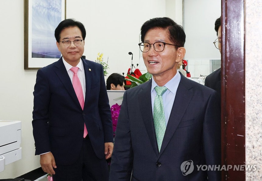 송언석 비대위원장 겸 원내대표 만난 김문수 전 대선 후보
(서울=연합뉴스) 김주형 기자 = 국민의힘 김문수 전 대선 후보(오른쪽)가 지난 4일 국회를 방문, 송언석 비상대책위원장 겸 원내대표와 만난 뒤 나오고 있다.