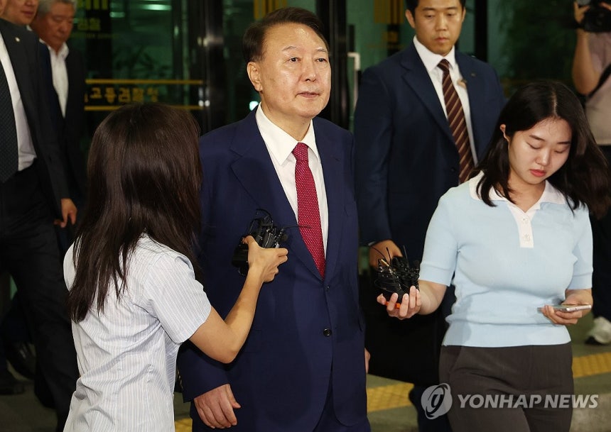 고검 나서는 윤석열 전 대통령
(서울=연합뉴스) 김성민 기자 = 윤석열 전 대통령이 5일 내란 특검 2차 조사를 마치고 조은석 특별검사팀 사무실이 있는 서울 서초구 서울고검을 나서고 있다. 2025.7.6 ksm79