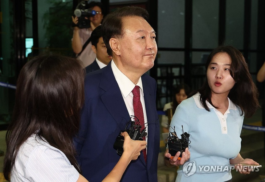 조사 마친 윤석열 전 대통령
(서울=연합뉴스) 김성민 기자 = 윤석열 전 대통령이 5일 내란 특검 2차 조사를 마치고 조은석 특별검사팀 사무실이 있는 서울 서초구 서울고검을 나서고 있다. 2025.7.6 ksm797