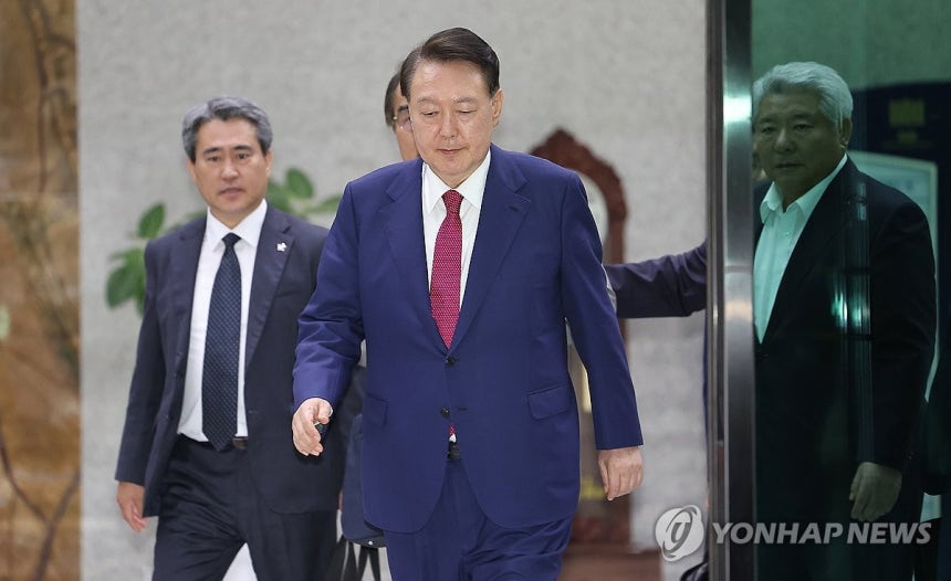특검 조사 마친 윤석열 전 대통령
(서울=연합뉴스) 김성민 기자 = 윤석열 전 대통령이 5일 내란 특검 2차 조사를 마치고 조은석 특별검사팀 사무실이 있는 서울 서초구 서울고검을 나서고 있다. 2025.7.6 ksm