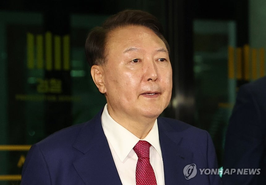 특검 조사 마치고 귀가하는 윤석열 전 대통령
(서울=연합뉴스) 김성민 기자 = 윤석열 전 대통령이 5일 내란 특검 2차 조사를 마치고 조은석 특별검사팀 사무실이 있는 서울 서초구 서울고검을 나서고 있다. 2025.7