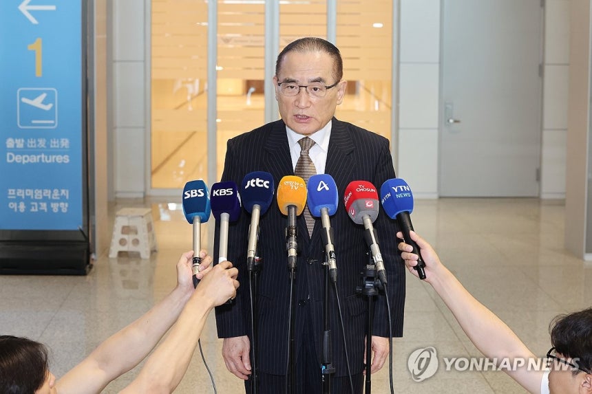 위성락 안보실장 방미 일정 위해 출국
(영종도=연합뉴스) 임화영 기자 = 위성락 국가안보실장이 방미 일정을 위해 6일 인천국제공항을 통해 미국 워싱턴DC로 출국하기 앞서 취재진의 질문에 답하고 있다.
    위 실장