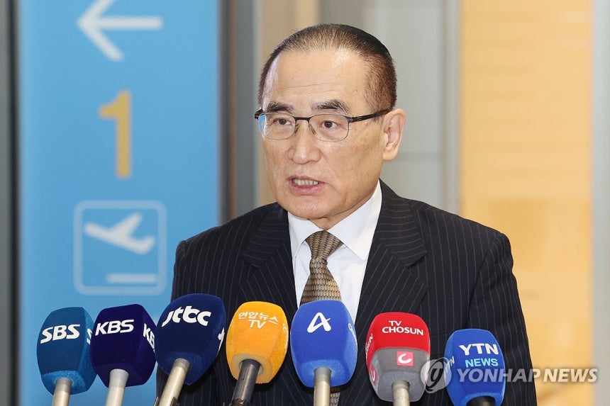 방미 앞둔 위성락 안보실장
(영종도=연합뉴스) 임화영 기자 = 위성락 국가안보실장이 방미 일정을 위해 6일 인천국제공항을 통해 미국 워싱턴DC로 출국하기 앞서 취재진의 질문에 답하고 있다.
    위 실장은 오는 8