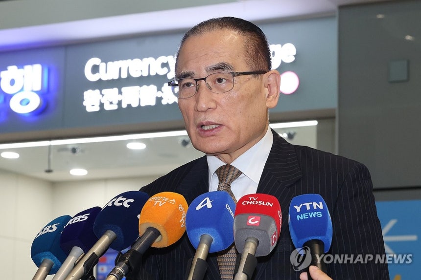 취재진 질문 답하는 위성락 안보실장
(영종도=연합뉴스) 임화영 기자 = 위성락 국가안보실장이 방미 일정을 위해 6일 인천국제공항을 통해 미국 워싱턴DC로 출국하기 앞서 취재진의 질문에 답하고 있다.
    위 실장은
