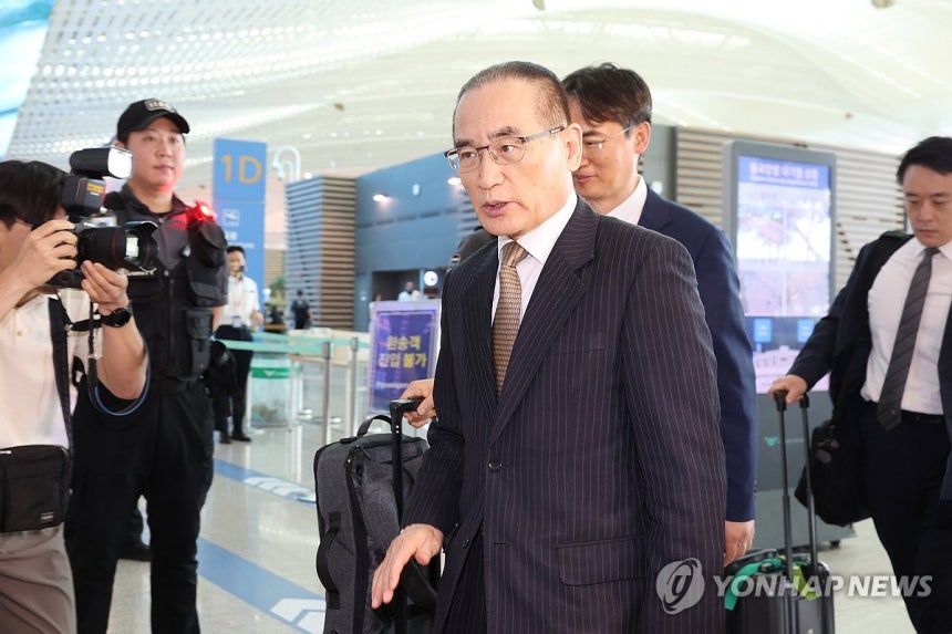 위성락 안보실장 방미…관세·정상회담 논의 전망
(영종도=연합뉴스) 임화영 기자 = 위성락 국가안보실장이 방미 일정을 위해 6일 인천국제공항을 통해 미국 워싱턴DC로 출국하고 있다.
    위 실장은 오는 8일까지 사