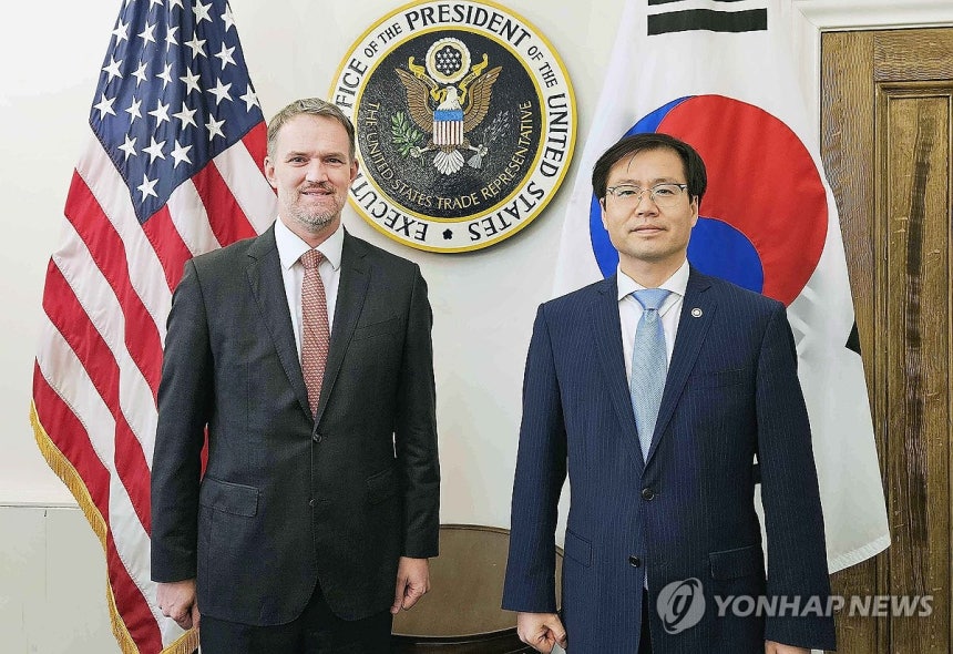 기념 촬영하는 여한구 통상교섭본부장과 미국 무역대표부 대표
(서울=연합뉴스) 여한구 산업통상자원부 통상교섭본부장이 5일(현지시간) 미국 워싱턴 DC 미국무역대표부(USTR)에서 제이미슨 그리어 미국 무역대표부 대표와