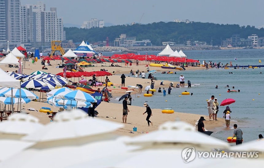 36도 넘는 불볕더위에 '헉헉'
(강릉=연합뉴스) 유형재 기자 = 강원 강릉지역에 폭염경보와 7일째 열대야가 이어진 6일 경포해수욕장에서 피서객들이 무더위를 식히고 있다. 2025.7.6 yoo21@yna.co.kr