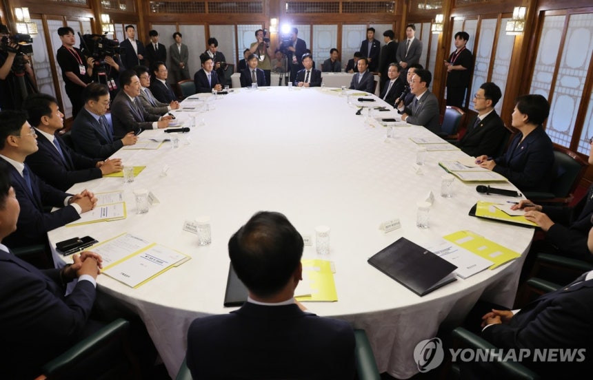 김민석 총리, 고위당정협의회 발언
(서울=연합뉴스) 이정훈 기자 = 김민석 국무총리가 6일 서울 종로구 삼청동 총리공관에서 열린 고위당정협의회에서 발언하고 있다. 2025.7.6 uwg806@yna.co.kr