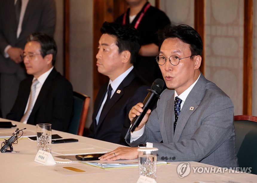 고위당정협의회, 인사말하는 김민석 총리
(서울=연합뉴스) 이정훈 기자 = 김민석 국무총리가 6일 서울 종로구 삼청동 총리공관에서 열린 고위당정협의회에서 인사말을 하고 있다. 2025.7.6 uwg806@yna.co.