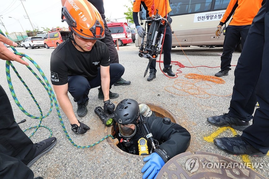 인천 맨홀 실종자 수색
(인천=연합뉴스) 임순석 기자 = 6일 인천 계양구 한 도로 맨홀 안에서 실종된 작업자를 수색하기 위해 계양소방서 119구조대가 맨홀 안에 투입되고 있다. 이날 오전 이곳 인근 맨홀에서 40대